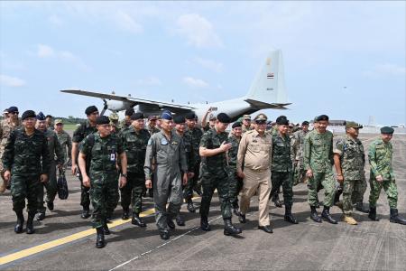 　タイ東北部ウボンラチャタニ県のタイ軍施設に到着した各国の駐在武官ら＝１日（共同）