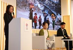 　大阪・関西万博で活動報告する渡辺栞さん（左）。右はバッティー亜夢斗さん＝１日午前、大阪市此花区の夢洲