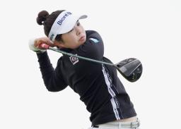 　第２ラウンド、３番でティーショットを放つ山下美夢有＝ロイヤルポースコールＧＣ（共同）