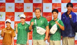 　愛知・名古屋アジア大会でスタッフが着用するユニホーム姿でポーズをとるアンバサダーの松平健さん（中央）ら＝１日、名古屋市