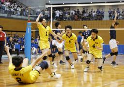 　市尼崎を破って優勝を決め、喜ぶ鎮西の選手たち＝松江市総合体育館