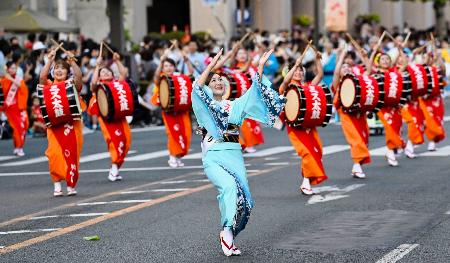 　「盛岡さんさ踊り」が始まり、浴衣姿で群舞を披露する踊り手たち＝１日夕、盛岡市