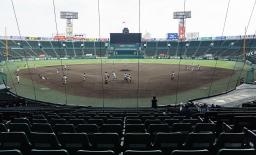 　第１０７回全国選手権大会の出場校の練習が行われた甲子園球場。日本高野連がＤＨ制を導入することを決め、全国レベルでは来年の選抜高校野球大会から実施される＝１日