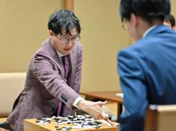 　囲碁の第５０期碁聖戦５番勝負の第４局で、芝野虎丸十段（右）を破った井山裕太碁聖＝１日午後、東京都千代田区の日本棋院
