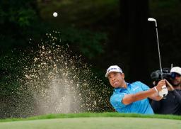 　第２ラウンド、５番でバンカーショットを放つ松山英樹。通算４アンダー＝セッジフィールドＣＣ（共同）