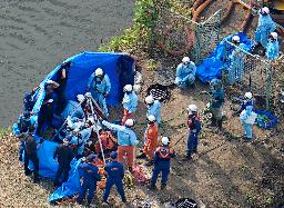 　作業員４人がマンホールの中に転落した現場で救助活動に当たる消防隊員ら＝２日午後３時４分、埼玉県行田市（共同通信社ヘリから）