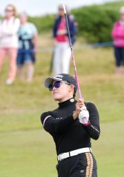　第３ラウンド、１番でショットを放つ岩井千怜＝ロイヤルポースコールＧＣ（共同）
