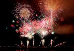 　長岡まつり大花火大会で打ち上げられた花火＝２日夜、新潟県長岡市（多重露光）