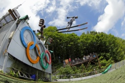 　男子成年で優勝した小林陵侑＝大倉山