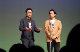 　被爆体験が題材の漫才を披露する、お笑いコンビ「アップダウン」の竹森巧さん（左）と阿部浩貴さん＝３日午後、長崎市
