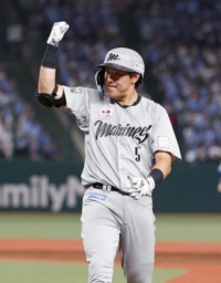 　９回、勝ち越し打を放ちガッツポーズするロッテ・安田＝ベルーナドーム