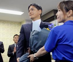 　横浜市長選で当選が決まり、花束を受け取る山中竹春氏（右から２人目）＝３日夜、横浜市