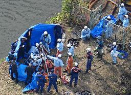 　２日、作業員４人がマンホールの中に転落した現場で救助活動に当たる消防隊員ら＝埼玉県行田市（共同通信社ヘリから）