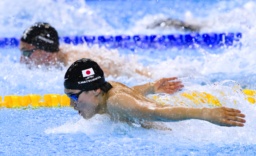 　男子４００メートル個人メドレー決勝　バタフライで力泳する松下知之。銀メダルを獲得した＝シンガポール（共同）