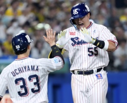 　５回、２ランを放ち内山（左）とタッチを交わすヤクルト・村上＝神宮