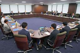 　厚労省で開かれた中央最低賃金審議会の小委員会＝４日午前
