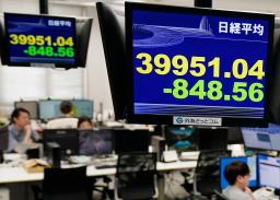 　４万円を割り込んだ日経平均株価を示すモニター＝４日午前、東京都港区の外為どっとコム