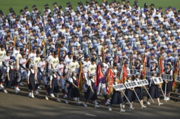 　第１０７回全国高校野球選手権大会の開会式リハーサルを終え、引き揚げる選手たち＝４日、甲子園球場
