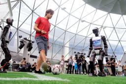 　人間とサッカーの練習をする人型ロボット＝４日、北京（共同）