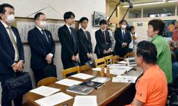 　胎児性水俣病の患者（右手前）らと面会するトライグループの社員ら＝４日午後、熊本県水俣市