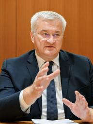 　共同通信の単独会見に応じるウクライナのシビハ外相