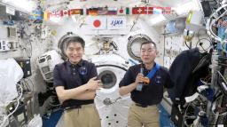 　国際宇宙ステーションから記者会見する大西卓哉飛行士（左）と油井亀美也飛行士＝４日（ＪＡＸＡの中継より）