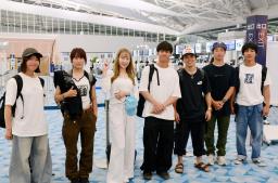 　出発前に撮影に応じるスノーボードの村瀬心椛（左から２人目）、木俣椋真（中央）ら＝４日、羽田空港