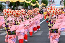 　「山形花笠まつり」が開幕し、通りを練り歩く踊り手たち＝５日午後、山形市