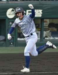 　創成館―小松大谷　１回表、先制打を放ちガッツポーズの小松大谷・江守＝甲子園