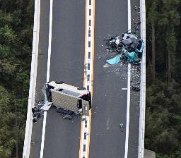 　島根県出雲市の山陰自動車道で発生した事故の現場＝５月３１日