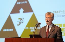 　記者会見するセブン＆アイ・ホールディングスのスティーブン・ヘイズ・デイカス社長＝６日午前、東京都千代田区