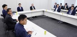　ガソリン税の暫定税率廃止に向けた実務者協議に臨む与野党の幹部ら＝６日午前、国会