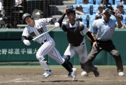 　開星―宮崎商　タイブレークの１０回裏開星無死満塁、前田がサヨナラの中犠飛を放つ。捕手水谷＝甲子園