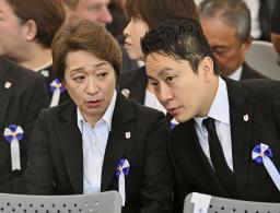 　平和記念式典に参列したＪＯＣの橋本聖子会長（左）と太田雄貴専務理事＝６日午前、広島市中区の平和記念公園
