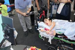 　障害のある子ども向けのゲーム体験会で、テレビゲームを楽しむ参加者＝６日午後、東京都品川区