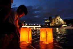 　原爆投下から８０年となり、原爆ドーム前の元安川では犠牲者を弔う灯籠流しが行われた＝６日夕、広島市中区