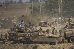 　６日、イスラエル南部のガザ地区との境界付近に展開するイスラエル兵士（ＡＰ＝共同）