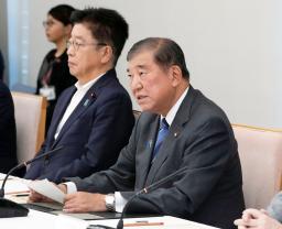 　政府与党政策懇談会であいさつする石破首相（手前）＝７日午前、首相官邸