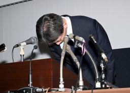 　大川原化工機を巡る冤罪事件で、記者会見で謝罪する迫田裕治警視総監＝７日午前、警視庁