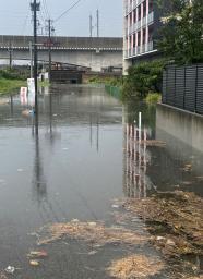 　大雨で冠水した金沢市内の道路＝７日午前９時４５分
