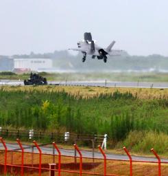 　航空自衛隊新田原基地に着陸するＦ３５Ｂステルス戦闘機＝７日午後、宮崎県新富町