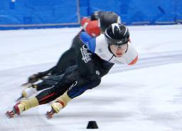 　練習するスピードスケート・ショートトラックの林康生＝長野県帝産アイススケートトレーニングセンター