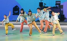 　パナソニックＨＤが開催したイベントでダンスを披露する子どもたち＝７日午後、大阪市此花区の夢洲