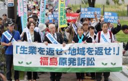 　なりわい原発事故訴訟の原告団＝２０１７年１０月、福島地裁前