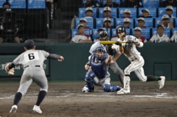 　津田学園―叡明　タイブレークの１２回裏津田学園無死一、二塁、伊藤の投前バントが失策を誘いサヨナラとなる。投手田口、捕手青木＝甲子園
