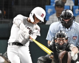 　旭川志峯―広陵　４回裏広陵２死、高橋が右中間に三塁打を放つ。失策が絡み同点の生還を果たす。捕手松本＝甲子園