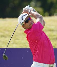 　第１ラウンド、２番でティーショットを放つ松山英樹。１アンダーで２７位＝ＴＰＣサウスウインド（共同）