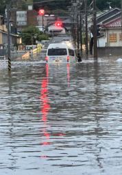 　大雨で冠水した鹿児島県霧島市内＝８日午前（霧島ジオパーク推進連絡協議会提供）