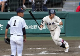 　東洋大姫路―済美　７回裏東洋大姫路１死二塁、白鳥が左前に適時打を放つ。投手梅原＝甲子園