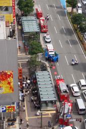 　事故があったビル周辺に集まった消防車両など＝８日午後２時３５分、福岡市中央区
